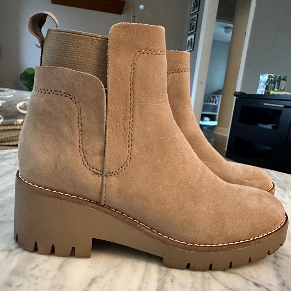 Blonde Danika Waterproof Bootie Size 6.5 EUC